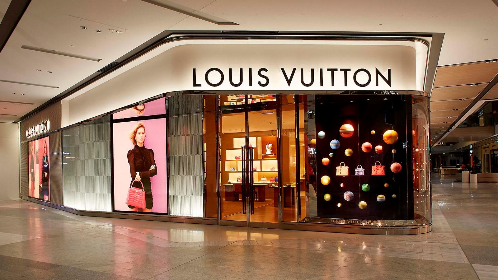 La façade d’un magasin Louis Vuitton