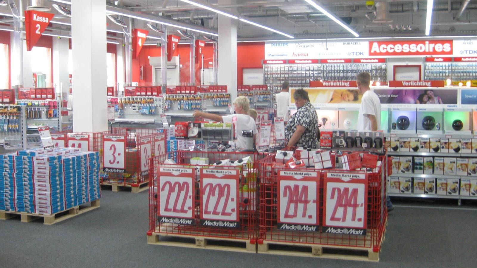 Clients devant des produits soldés dans un magasin Media Markt
