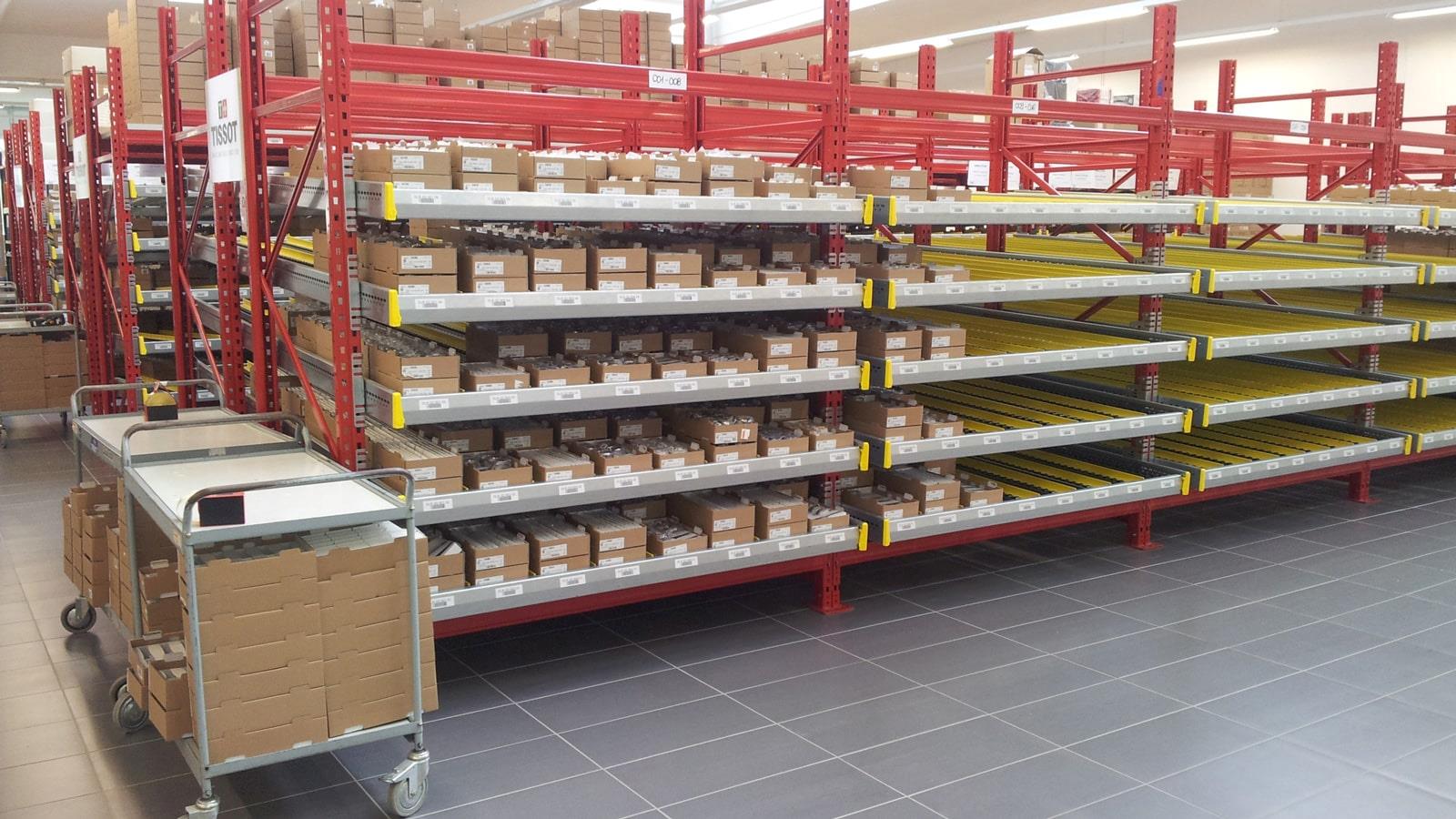 Pièces détachées stockées sur des étagères chez Tissot