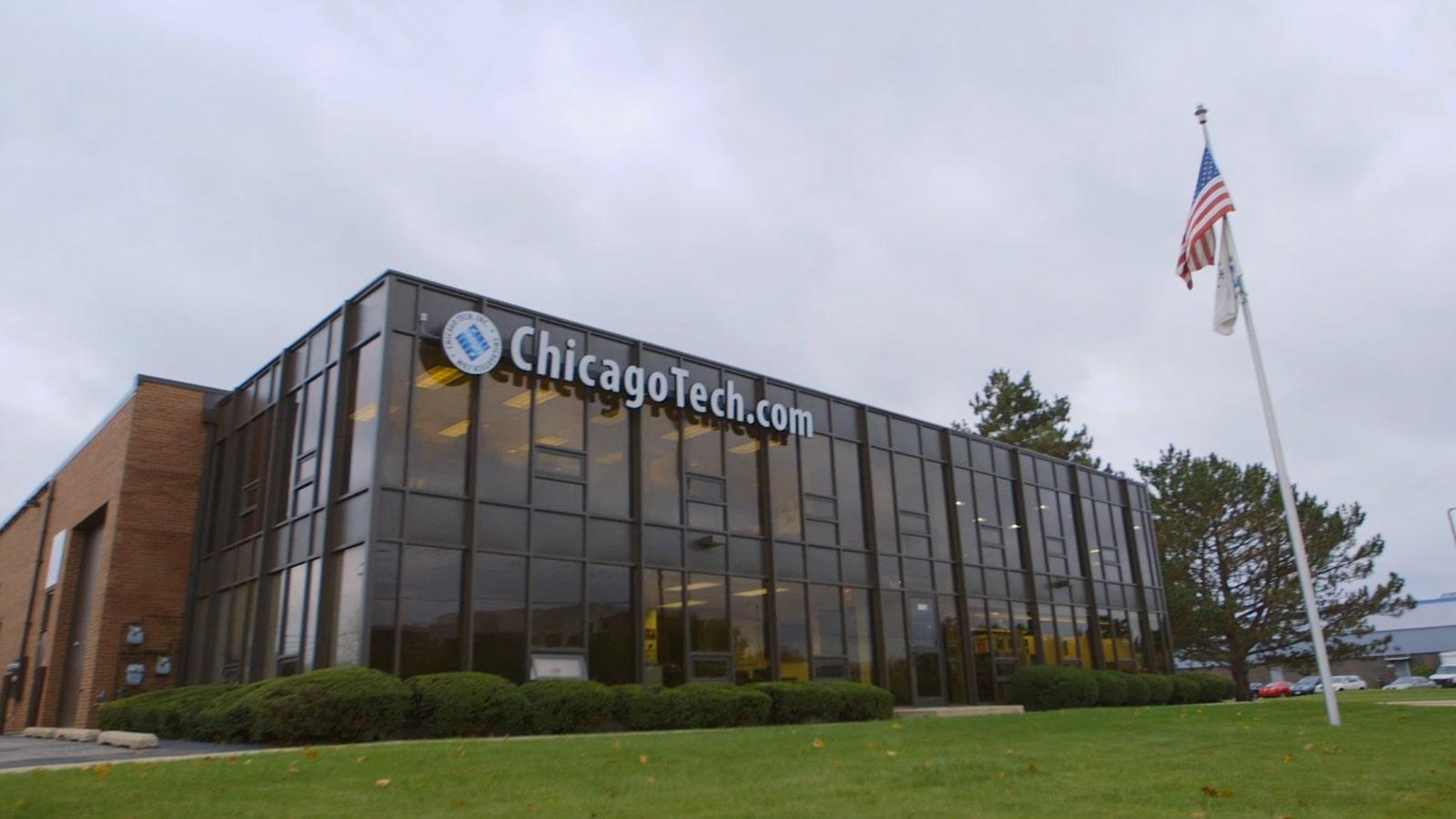 Pelouse devant de l’entrée principale de Chicago Tech Inc