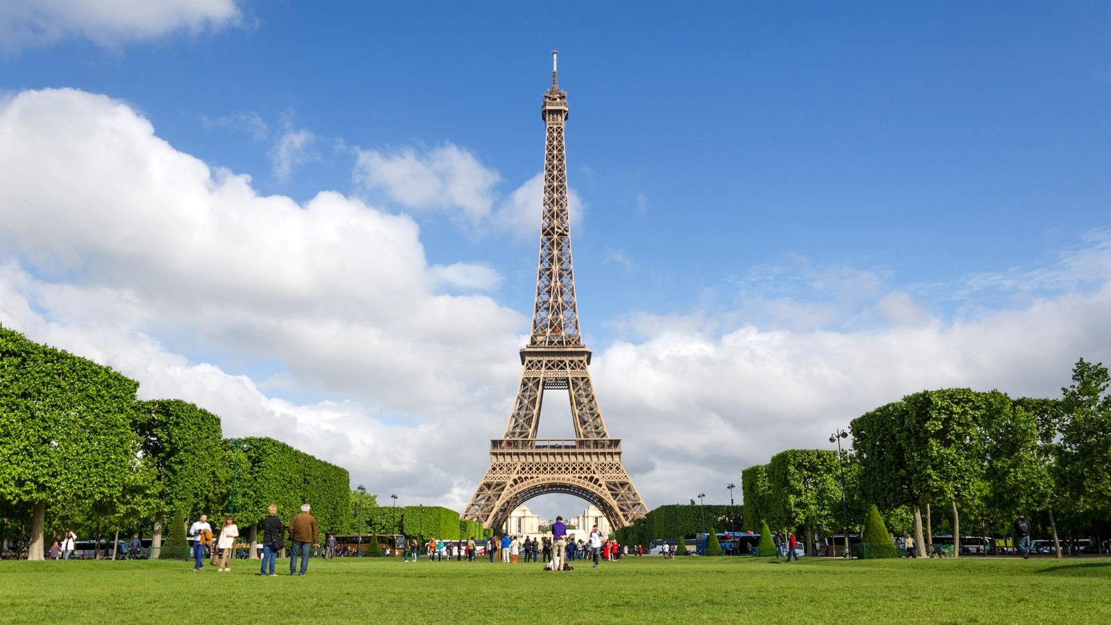 Esplanade et jardins devant la Tour Eiffel