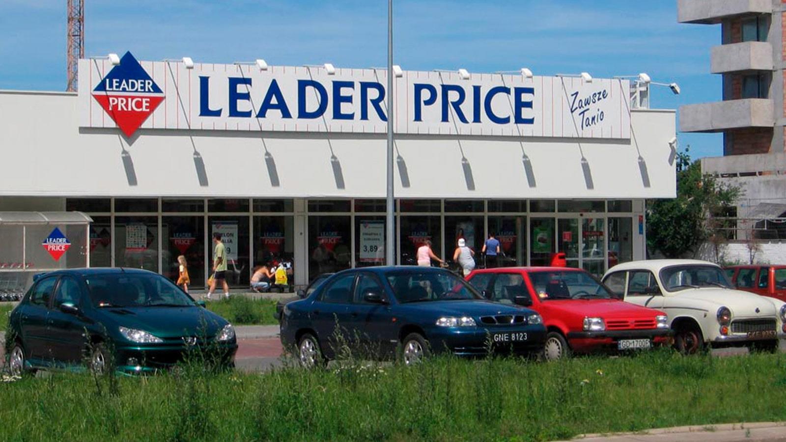 Voitures de clients stationnées devant une enseigne Leader Price