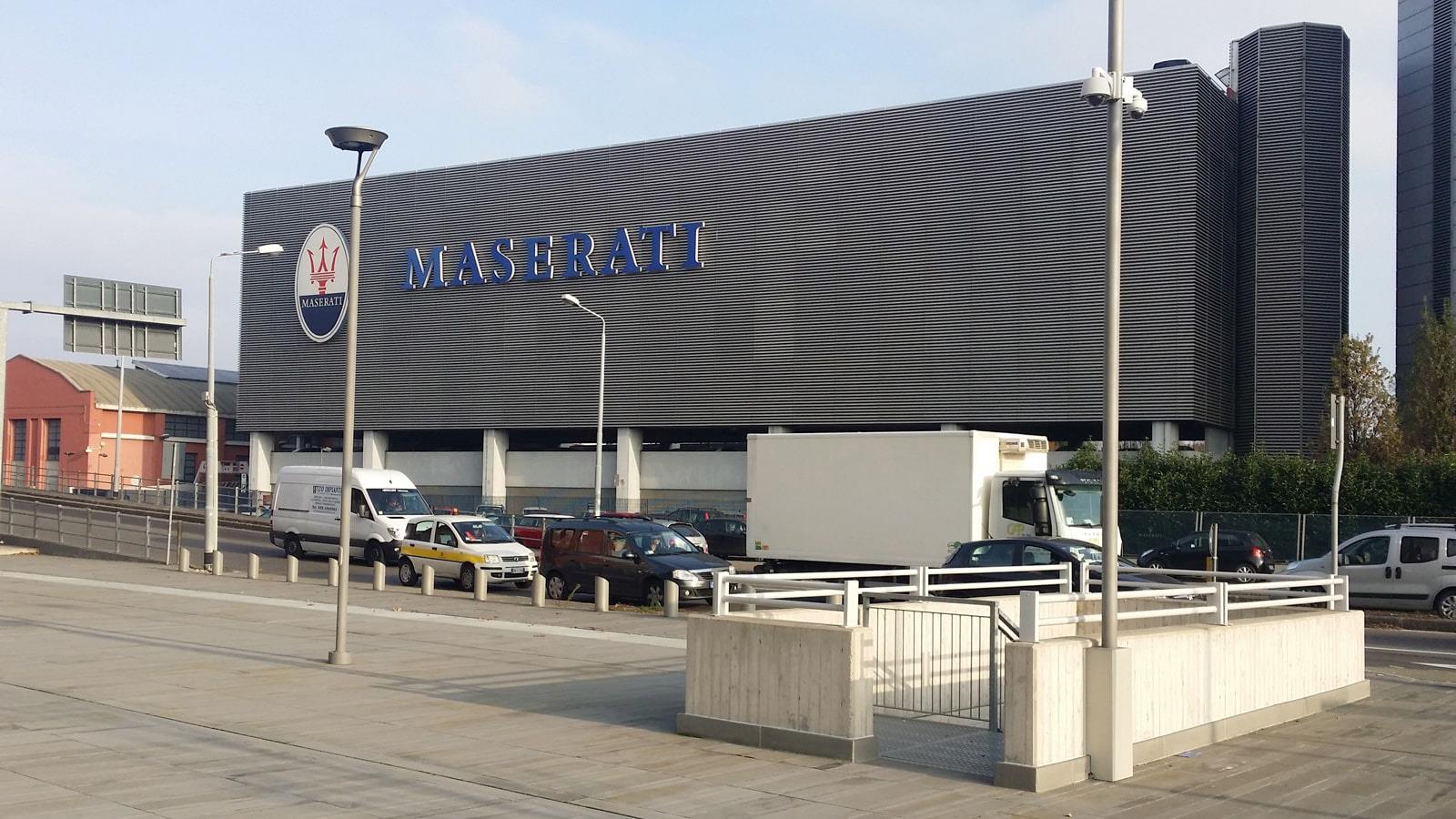 Voitures stationnées devant le bâtiment principal de Maserati