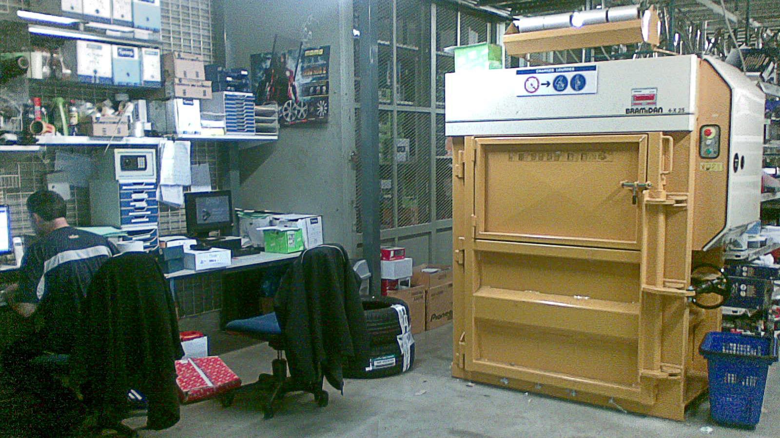 Une presse Bramidan compacte est installée au centre du local Norauto 