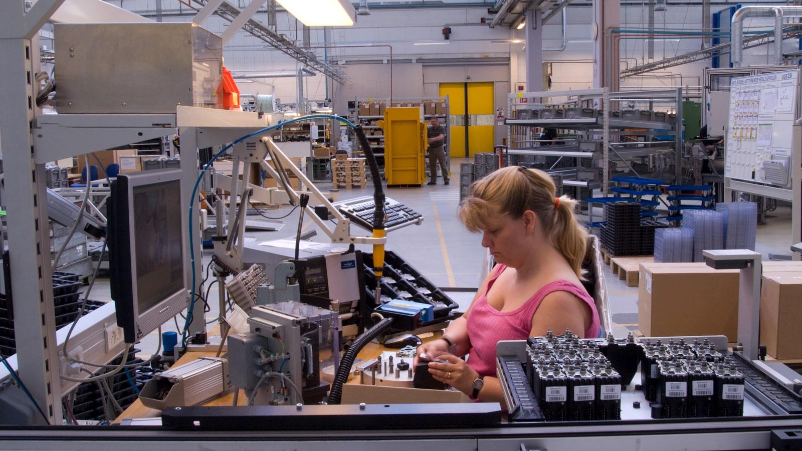 Jeune femme sur une ligne d’assemble dans l’usine Sauer-Danfoss