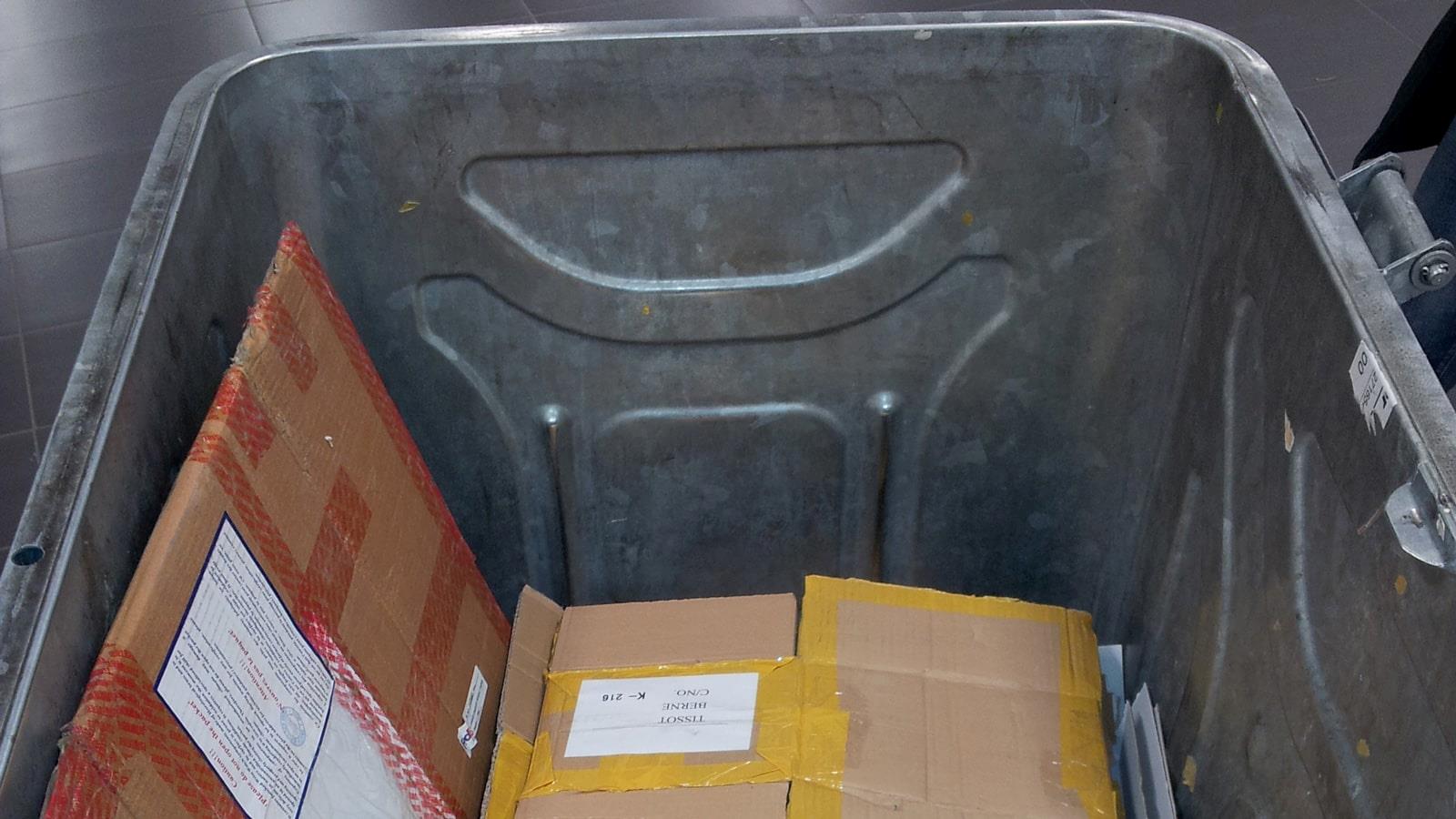 Résidus de carton pliés dans un conteneur galvanisé chez Tissot