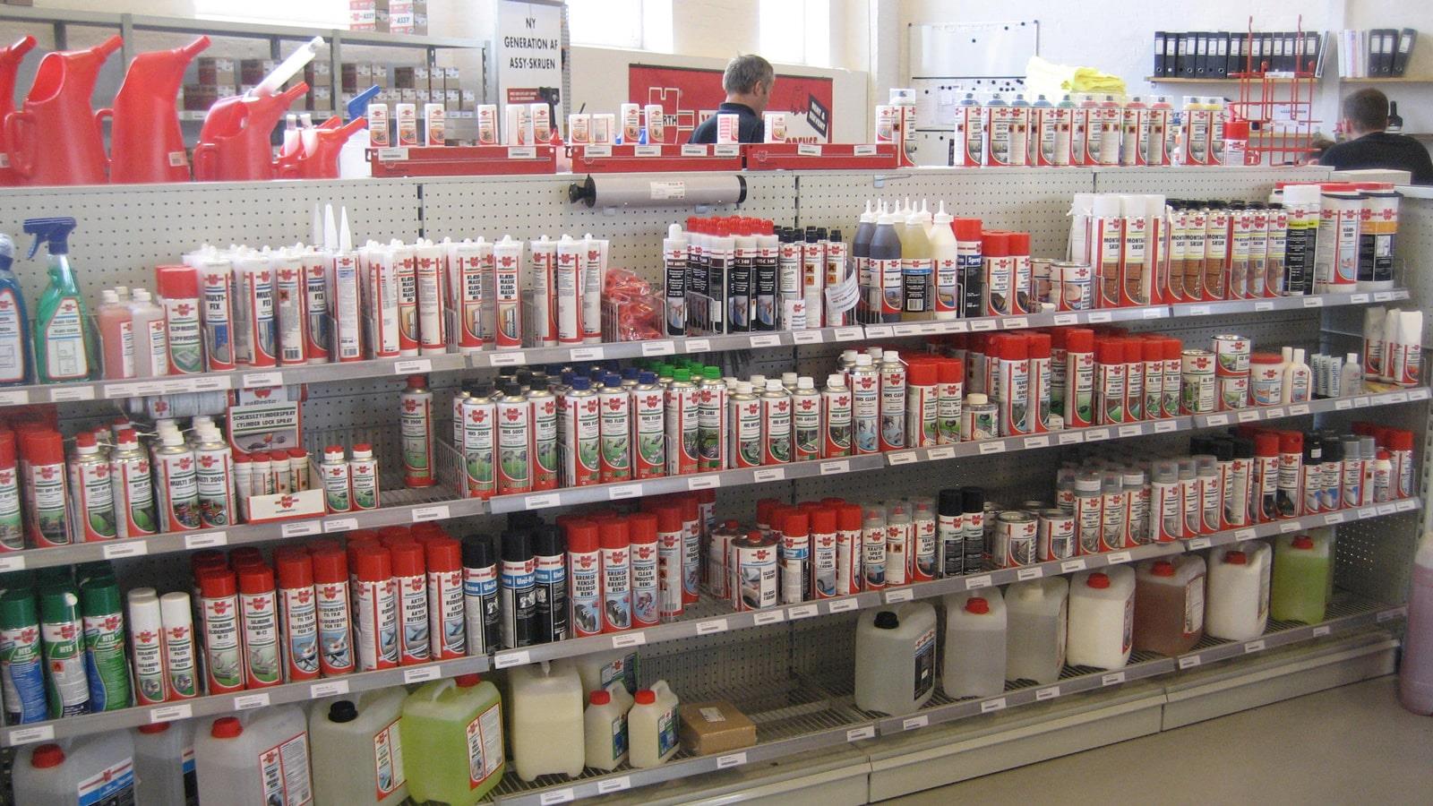 Les rayons des magasins Würth proposent une large gamme de solvants et aérosols